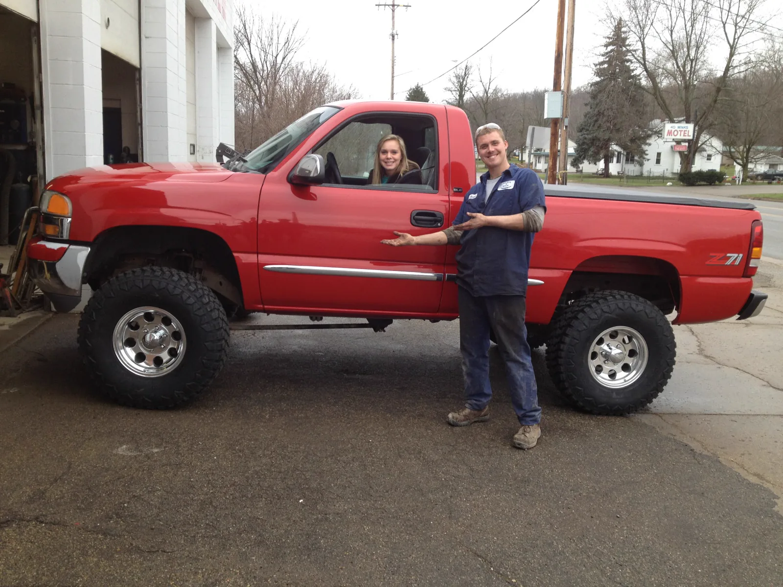 Pickup truck fitted with a suspension lift kit